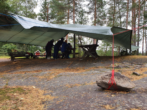 Pressukatoksen pystytys sateen varalle