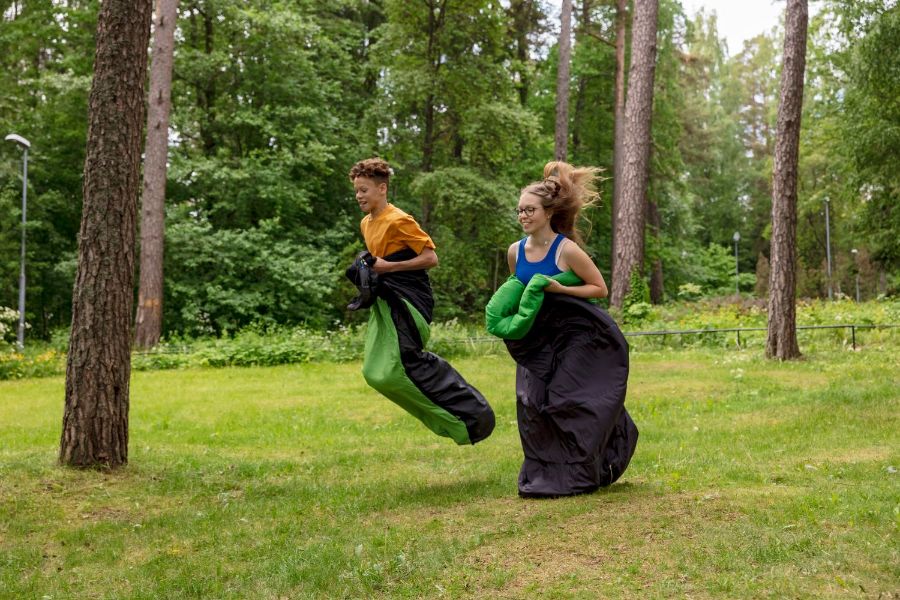 Nuoret pusshyppelemässä