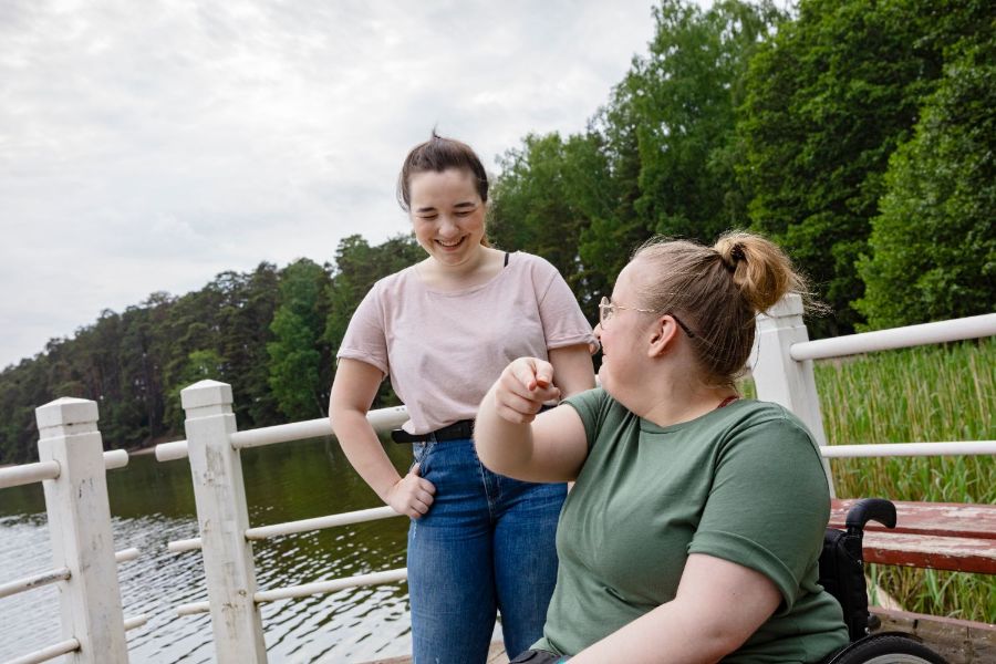 Tytöt keskuksen laiturilla