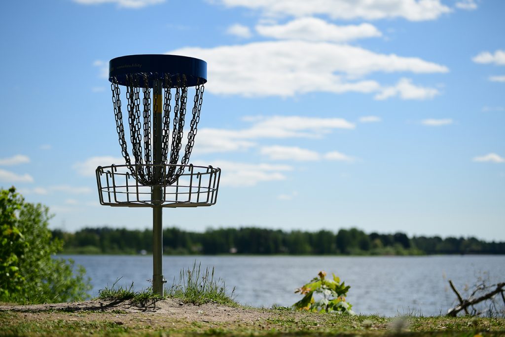 Frisbeegolfkori lähikuvassa.