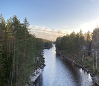 Näkymä rautatiesillalta kanavaan.