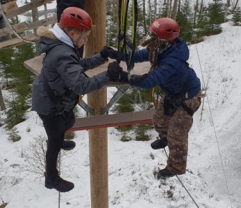 Kaksi kiipeilijää yläköysiradalla.