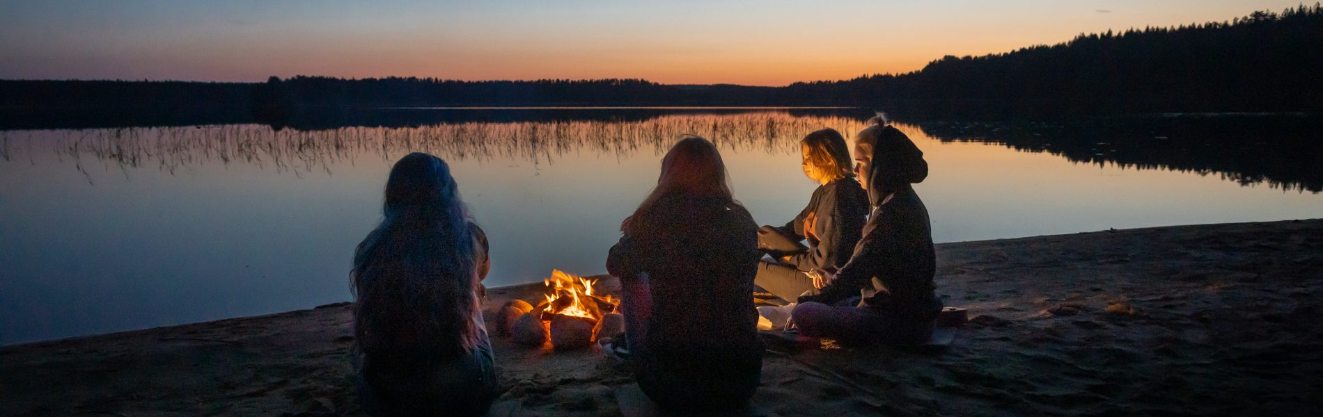 Nuoria iltanuotiolla Metsäkartanon rannalla.