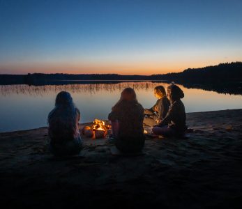 Nuoria iltanuotiolla Metsäkartanon rannalla.