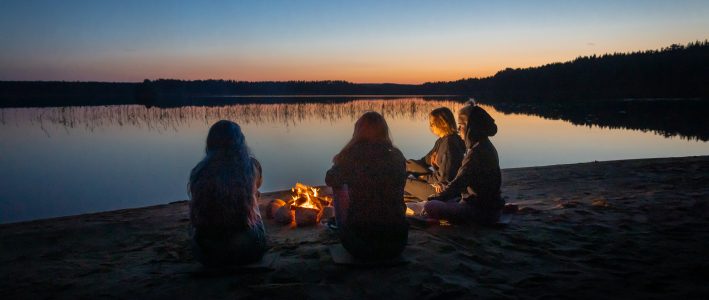 Nuoria iltanuotiolla Metsäkartanon rannalla.