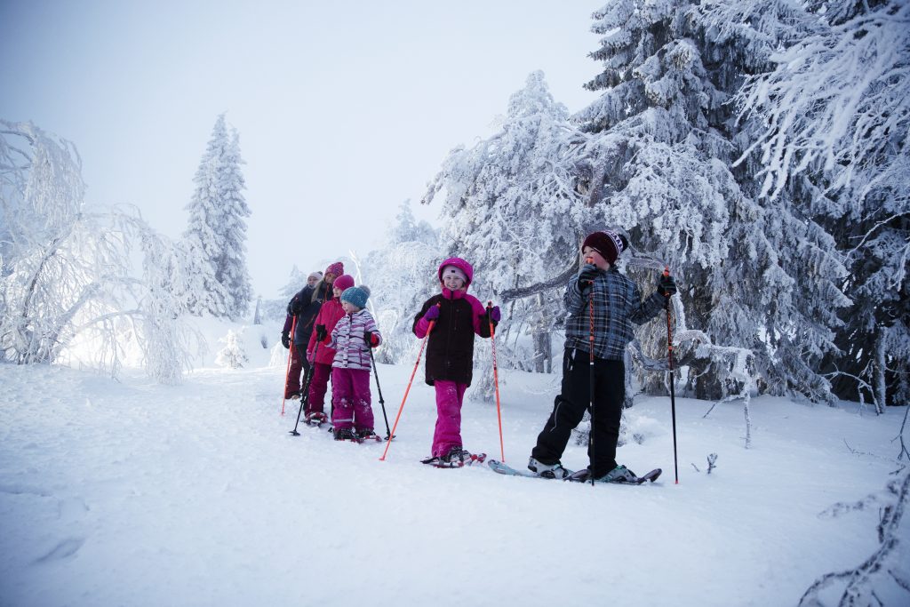 Lapsia luminkenkäilee Pikku-Syötteellä.