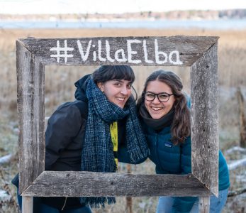 Kaksi nuorta vaihto-oppilasta selfien ottopaikalla, #villaelba.