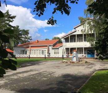 Villa Elban päärakennus ulkoapäin kuvattuna.