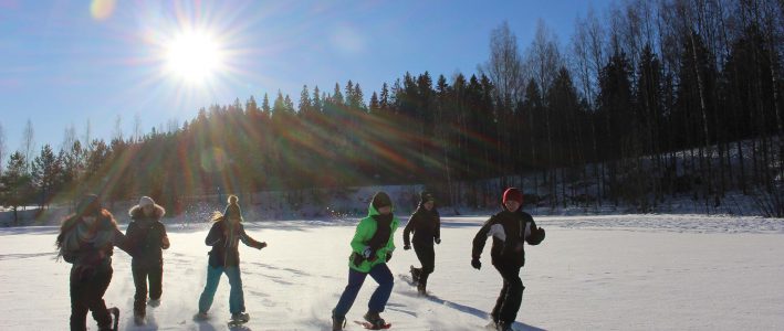 Nuoria lumikenkäilemässä.