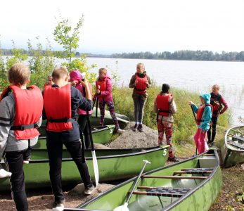 Leirikoululaisia lähdössä melomaan.