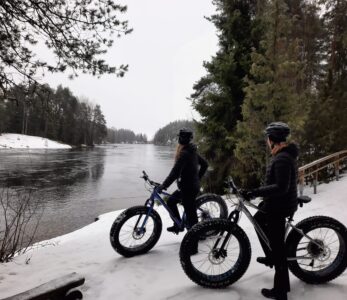 Fatbike-pyöräilyä talvella.