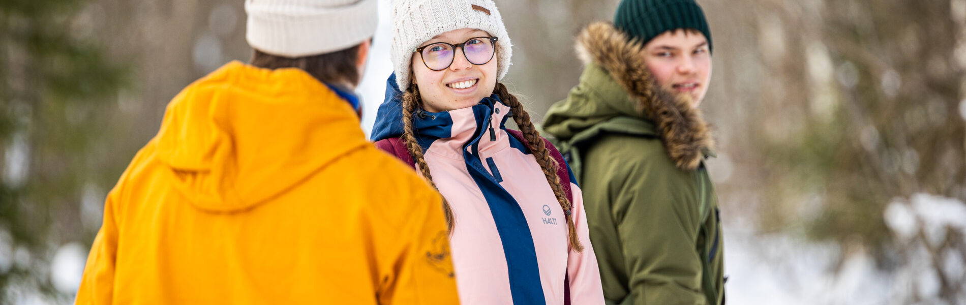 Nuoria luontoretkellä talvella.