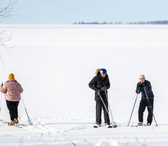 Nuoria liukulumikenkäilemässä jäällä.