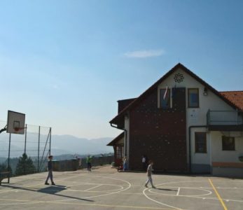 Matkalla: Koulujen ulkopuoliset oppimisympäristöt Sloveniassa