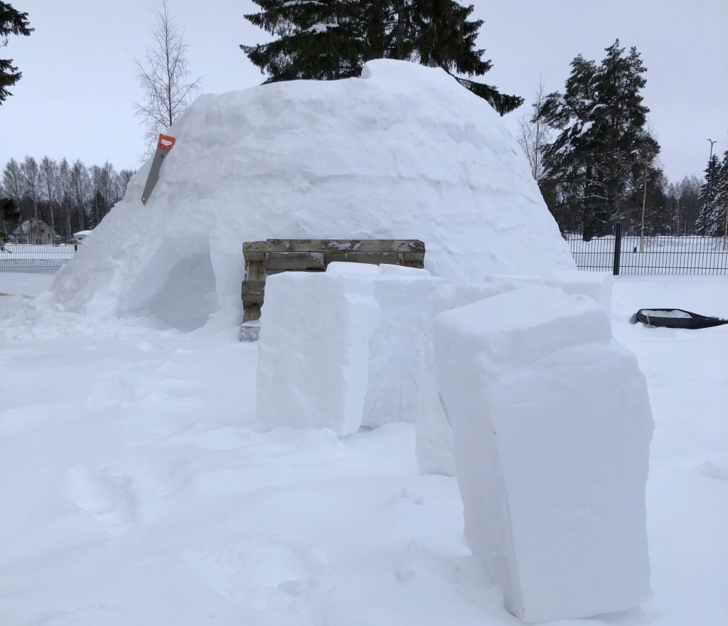 Iglu melkein valmiiksi rakennettuna.