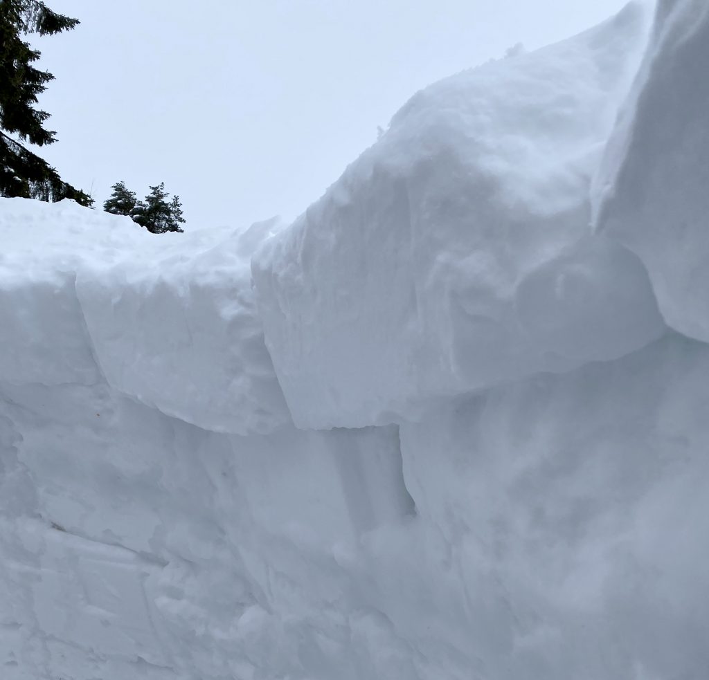 Iglu melkein valmiiksi rakennettuna. Lähikuva iglun sisältä.