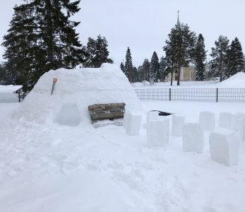 Iglu melkein valmiiksi rakennettuna.