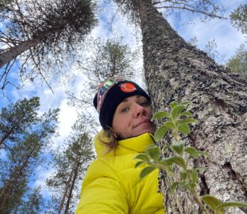 Somevaikuttaja Inari Fernández halaa puuta Oivangissa.