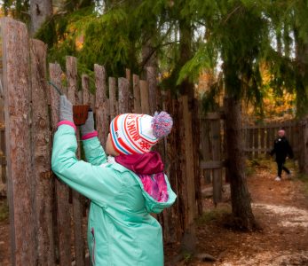 Leirikoululainen selvittämässä labyrinttitehtävää.