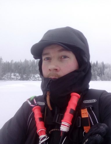 Lauri Kuhmonen kävelyllä jäällä.