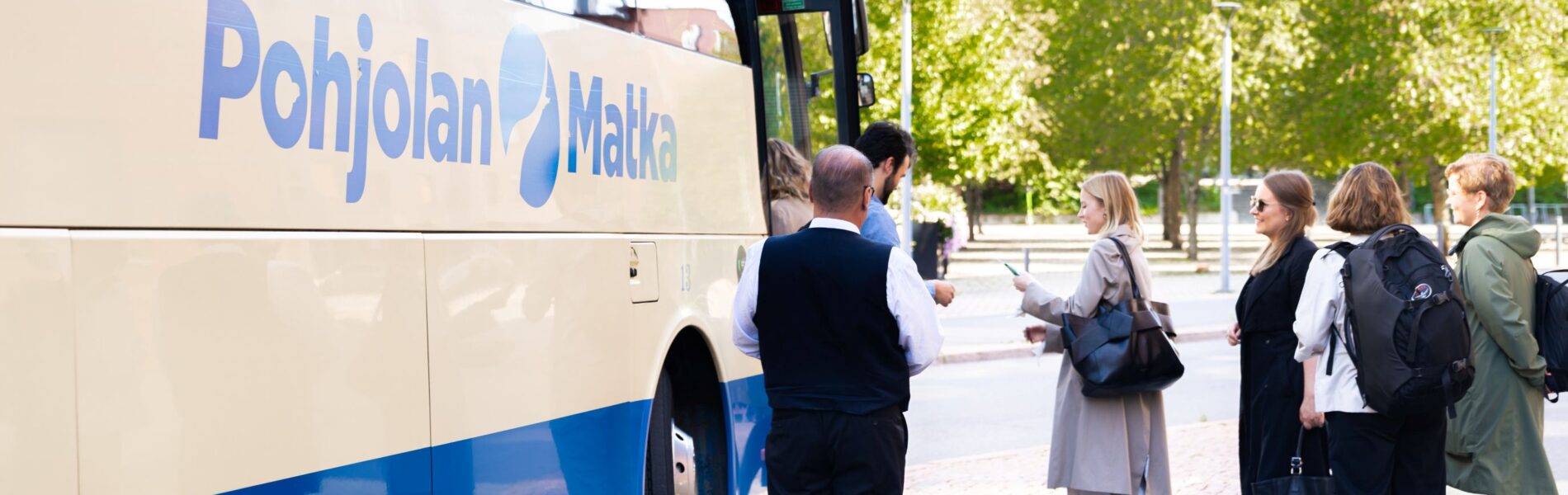 Matkustajia nousemassa Pohjolan Matkan linja-autoon.