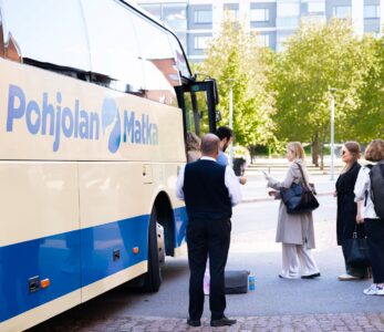 Matkustajia nousemassa Pohjolan Matkan linja-autoon.