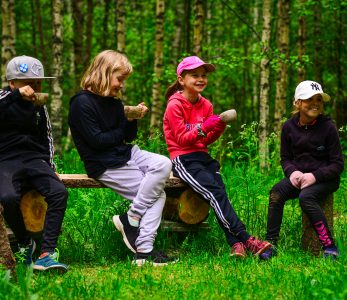 Lapsia metsäretkellä nuorisokeskus Anjalan ympäristössä.