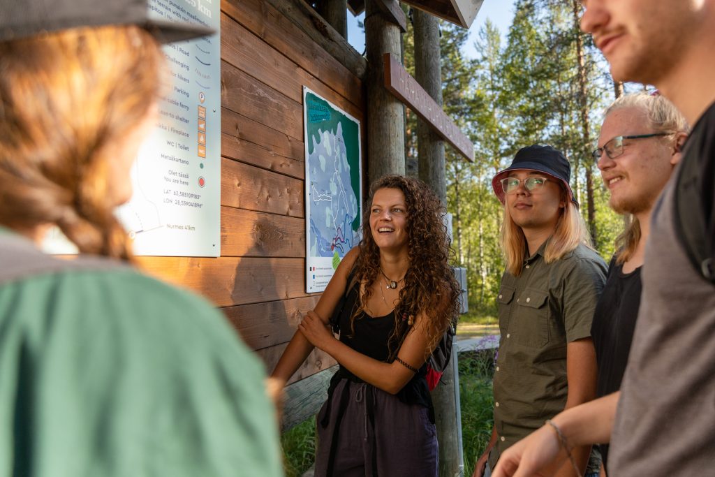 Nuoria Metsäkartanon lähialueen luonto-opasteella.