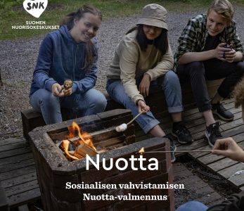 Nuotta-valmennuksen esitteen kansikuva, jossa nuoria nuotiolla.