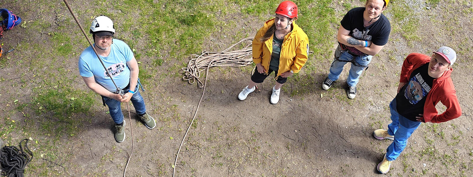 Näkymä puun latvasta alas maahan, jossa on muita kiipeilijöitä.