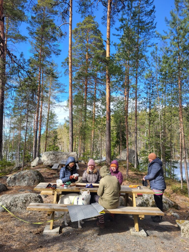 Retkeilijät syömässä kallion päällä.