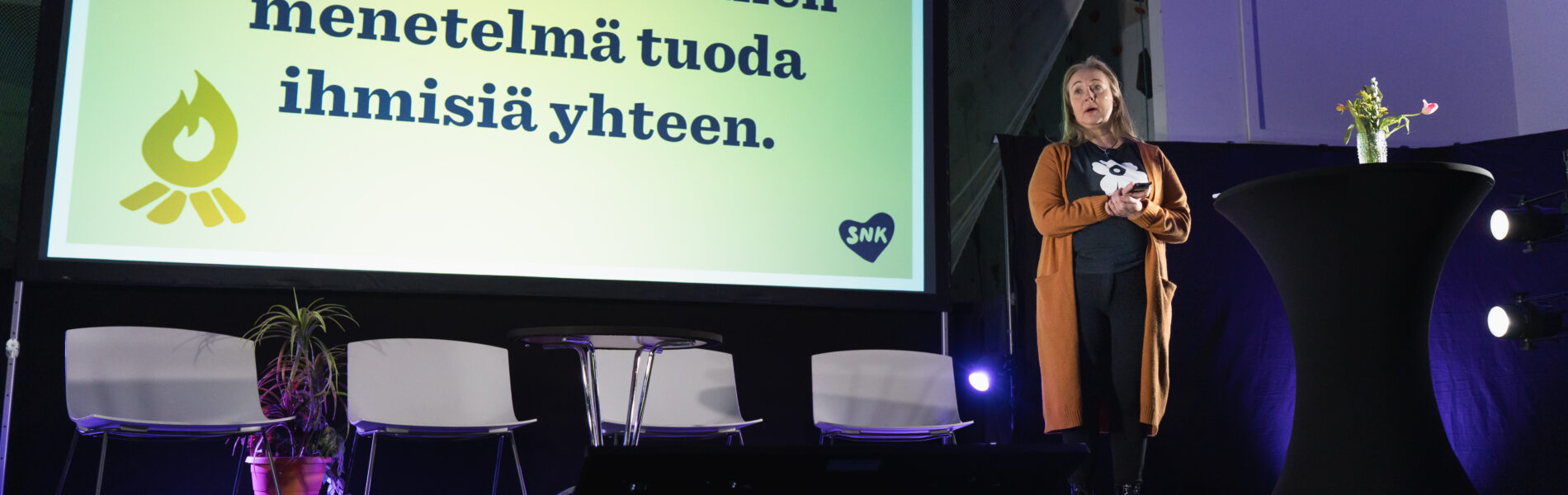 Eija Pietilä puhumassa lasten liikunnasta leireillä.