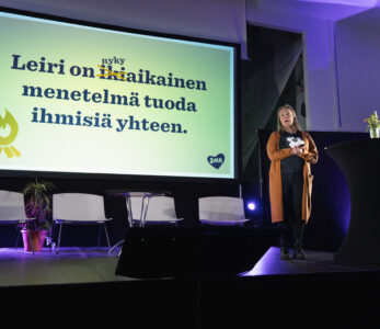 Eija Pietilä puhumassa lasten liikunnasta leireillä.