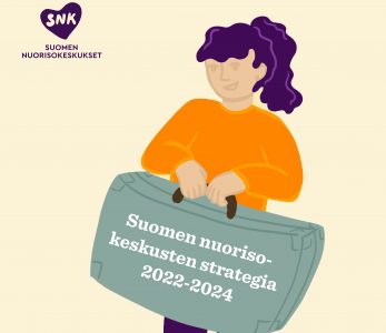 SNK ry:N strategian kansikuvassa matkalaukkua kantava tyttö.