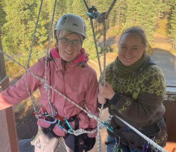 Nuotta-valmentaja ja ohjattava nuori laskeutumistornin huipulla.