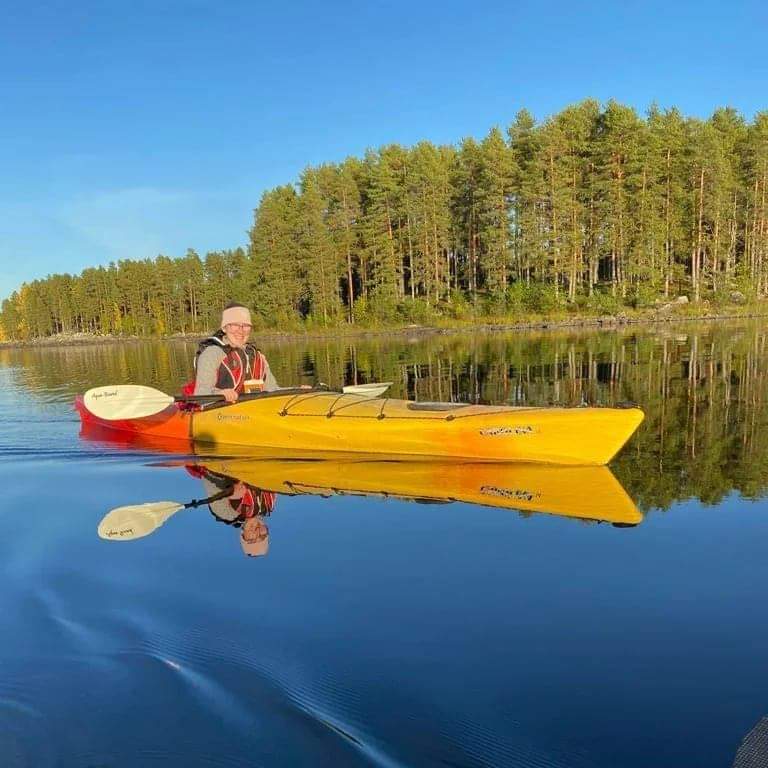 Meloja tyynellä järvellä.