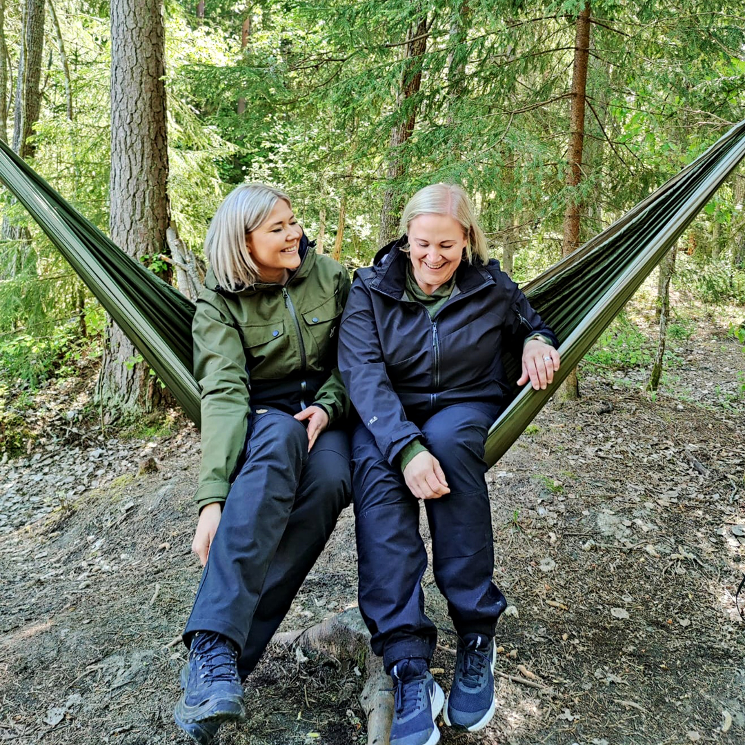 Sanna Nieminen ja Katja Hakkoomäki riippukeinussa.